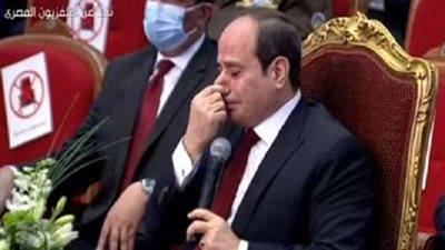 في لفتة إنسانية.. بكاء الرئيس السيسي أثناء حواره مع أحد أصحاب الهمم .. فيديو