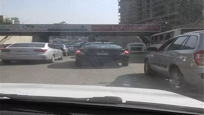 النشرة المرورية: كثافات متوسطة بمحاور وطرق القاهرة والجيزة
