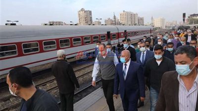 وزير النقل يوجه بتركيب ماكينات حجز تذاكر إلكترونية بمحطة قطارات الجيزة