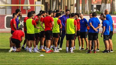 بعد العودة للتدريبات.. فايلر يعقد محاضرة فنية مع لاعبي الأهلي بالتتش
