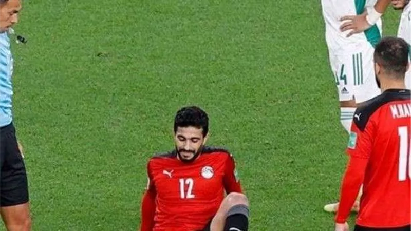طبيب الأهلي يتواصل مع جهاز المنتخب للاطمئنان على ايمن اشرف