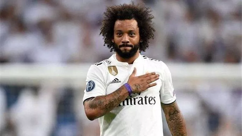 بعد انتهاء عقده .. هل يعود مارسيلو إلي الدوري البرازيلي ؟