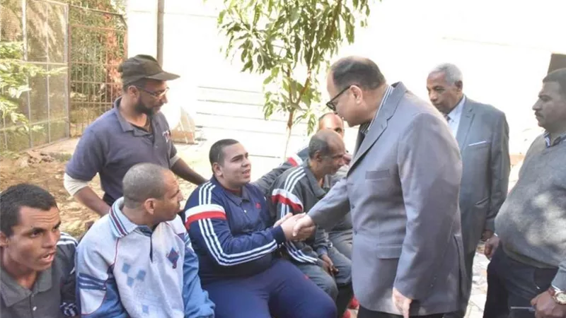 محافظ أسيوط يزور دور الرعاية الاجتماعية للرجال والسيدات لتوزيع الكسوة الشتوية