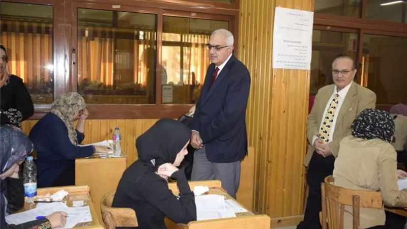 رئيس جامعة المنصورة يتفقد إعادة امتحان مادة الجراحة العامة لطلاب كلية الطب