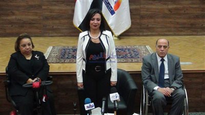بعد رسم جدارية 