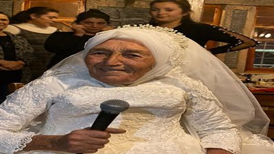 بالصور.. تركية ترتدي فستان زفافها في عمر الـ85 عامًا
