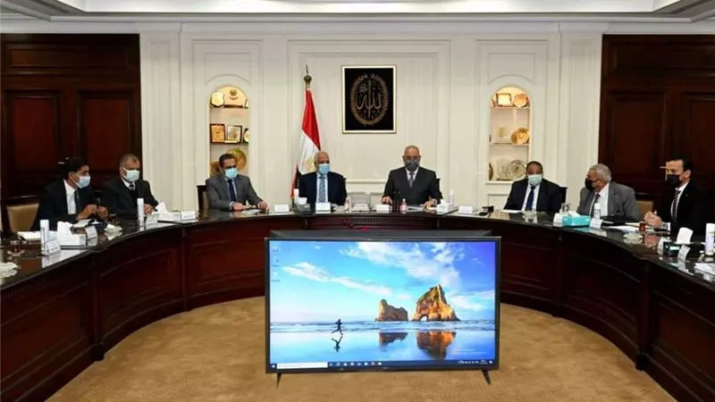 وزير الإسكان ومحافظ الجيزة يستعرضان البدائل التخطيطية لتطوير المنطقة المحيطة بالمتحف المصري الكبير