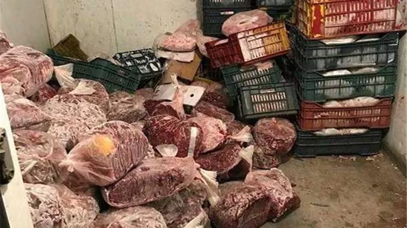 مباحث التموين تضبط 1.5 طن كبدة فاسدة داخل محل في الظاهر