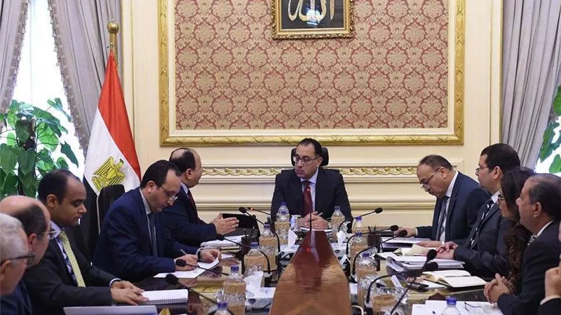رئيس الوزراء يتابع مع وزير المالية إجراءات تطبيق الحد الأدنى للأجور (صور)