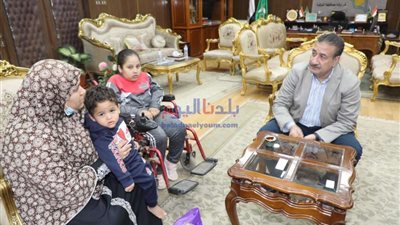 محافظ المنوفية يقرر صرف مساعدة مالية عاجلة لـ أسرة تعول 3 أشقاء يعانوا من مرض ضمور العضلات