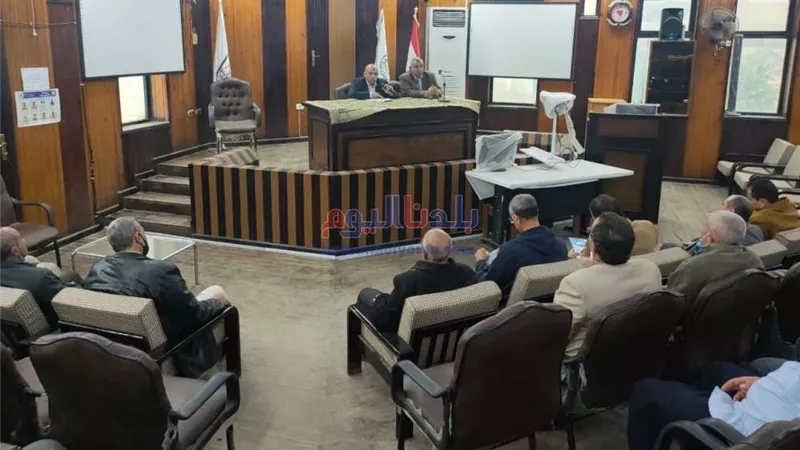 محافظ بني سويف يناقش تطوير منظومة العمل بمشروع رأس المال والإنتاج بالمدارس الفنية