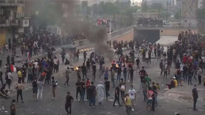 تظاهرات حاشدة في بغداد والبرلمان يصوت على مشروع الانتخابات