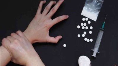 بهدف جمع الأموال.. أدوية بدون طبيب وحبال وعصى وسيلة العلاج لمدمني المخدرات داخل مركز غير مرخص بالجيزة