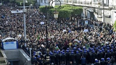 قبل يوم من الانتخابات.. مظاهرات حاشدة تجوب مدن الجزائر