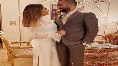 محمد الشرنوبي يعلن خطوبته على مديرة أعمال أنغام (صور)