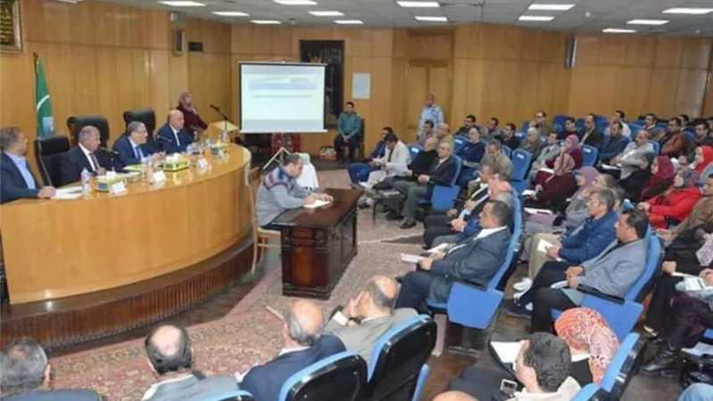 محافظ المنيا يبحث مع وفد وزارة التخطيط إجراءات تنفيذ التحول الرقمي