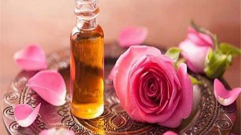 من أجل بشرة أفضل.. تعرف على فوائد زيت الورد