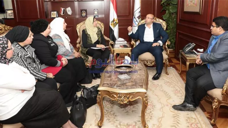 محافظ بني سويف يناقش دور المجالس القومية في خدمة قضايا المجتمع