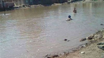 سقط أثناء لهوه أمام منزله.. مصرع طفل غرقًا في البحيرة