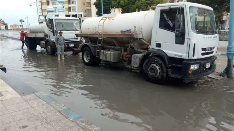 مجلس مدينة مرسى مطروح يزيل تجمعات مياه الأمطار بالشوارع والميادين