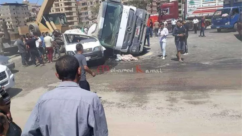 إصابة 25 عاملا في انقلاب سيارة بطريق القصاصين الزراعي