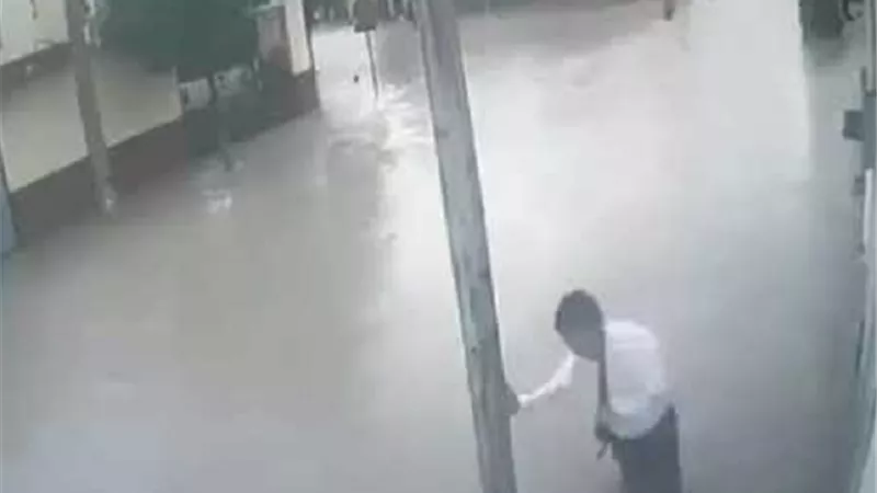 بعد وفاة طالب المنوفية.. كيف تتجنب الصعق الكهربائي بعد المطر