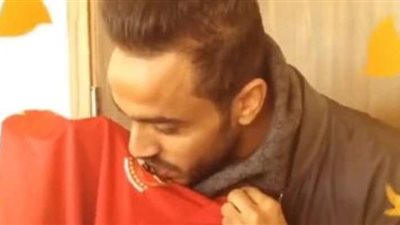 شاهد.. كهربا يُقبل شعار الأهلي بعد الإعلان رسميًا