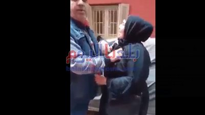 النيابة العامة تحقق في واقعة تعرض ربة منزل لواقعة مخجلة بالشارع على يد زوج شقيقتها | فيديو
