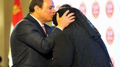 السيسي وعظيمات مصر.. 10 مواقف تثبت تقدير الرئيس للمرأة