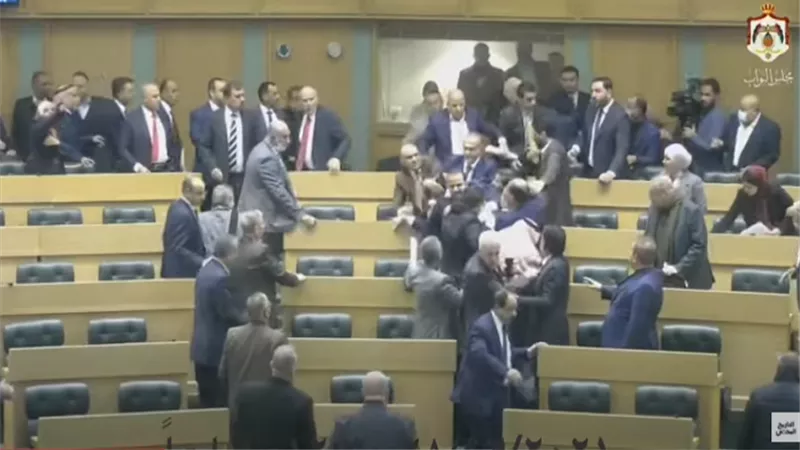 بالفيديو: مشاجرة وعراك بالأيدي بين أعضاء البرلمان الأردني