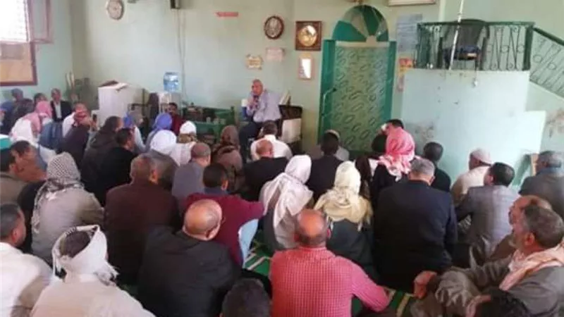 محافظ الوادي الجديد يلتقي بأهالي قرية غرب الموهوب ويستمع لمشكلاتهم