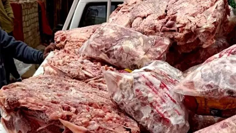 حملة مكبرة تحمي المواطنين من ٥٥٠ كيلو لحم فاسد داخل مطعم شهير بالجيزة