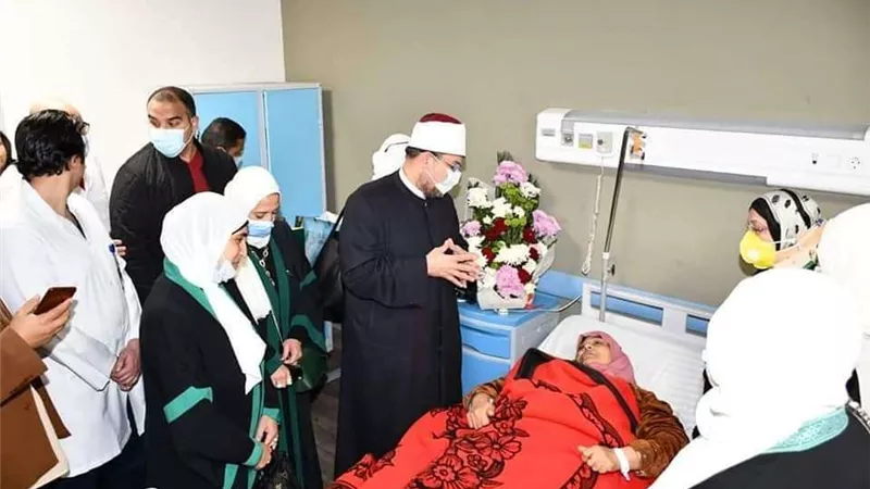 وزير الأوقاف يزور سيدة الشهامة ويوجه بصرف 10 آلاف جنيه لها