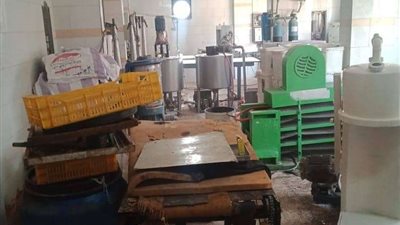 ضبط مصنع سلع غذائية ينتج مواد مجهولة المصدر بالعبور