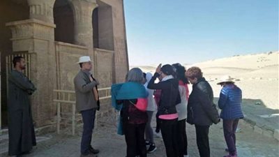 وفد سياحي أرجنتيني يزور المناطق الاثرية بالمنيا