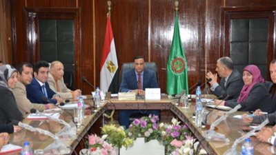 محافظ الدقهلية لرؤساء المراكز: كسح وشفط كافة تجمعات المياه من الشوارع