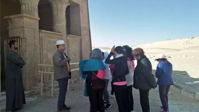 وفد سياحي أرجنتيني يزور المناطق الاثرية بالمنيا