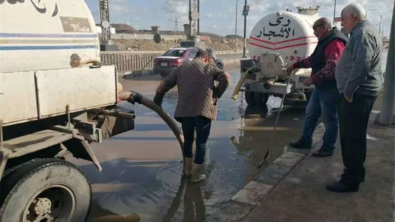 حملة لشفط مياه الأمطار بمداخل المنصورة