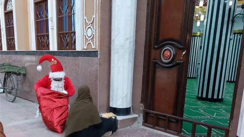 بابا نويل فى قنا يرسم الفرحه بمناسبة العام الميلادى الجديد 2022