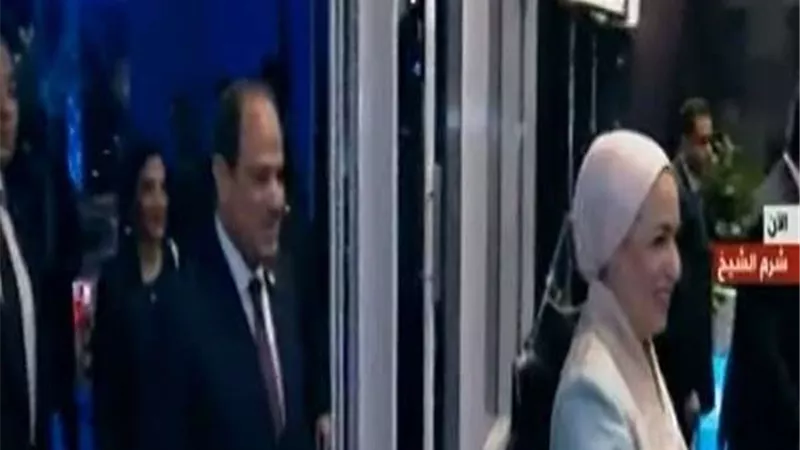 السيسي وقرينته يصلان مقر انعقاد منتدى شباب العالم