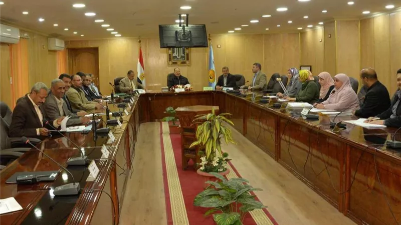 محافظ أسيوط لرؤساء المراكز: تقنين الأراضي واسترداد حق الشعب معيار تقييم للجميع