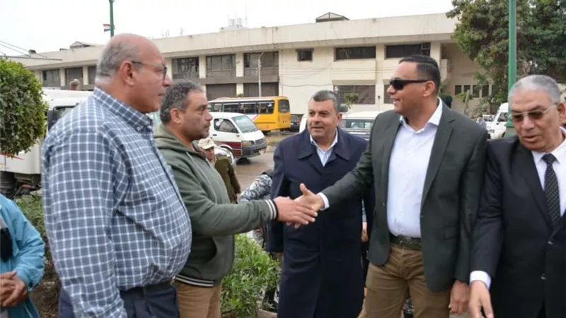 محافظ الدقهلية يلتقي عمال ومشرفي وسائقي النظافة بحي شرق وغرب