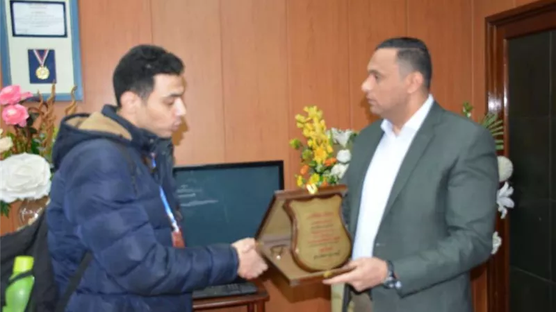 محافظ الدقهلية يكرم المهندس عبد الرحمن الرخ المتطوع بتوزيع صناديق قمامة بالمنصورة
