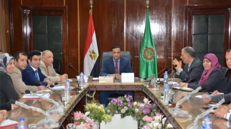محافظ الدقهلية لرؤساء المراكز: كسح وشفط كافة تجمعات المياه من الشوارع
