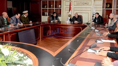 محافظ بني سويف يناقش مواجهة المواقف العشوائية والتكاتك المخالفة