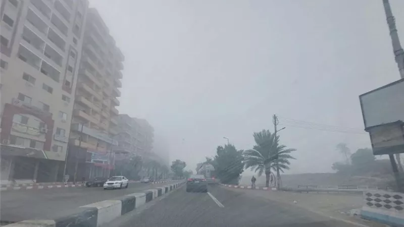 شبورة كثيفة تخيم على محافظة قنا صباح اليوم.. والمرور تحذر السائقين