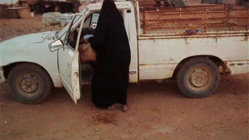 «رضا ست بـ 100 راجل» تقود سيارة نقل بمحاجر المنيا لتربيه بناتها