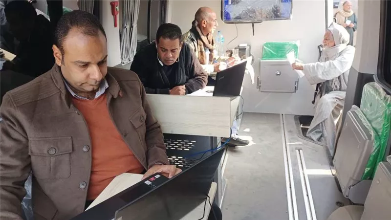 انطلاق سيارة المركز التكنولوجي في قنا لتقديم الخدمات للمواطنين