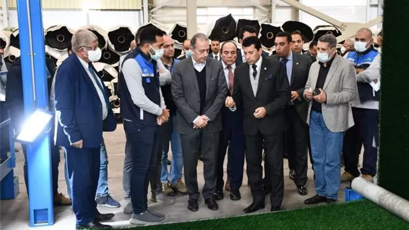 وزير الرياضة يتفقد مصنع النجيل الصناعي لعام ٢٠٢٢