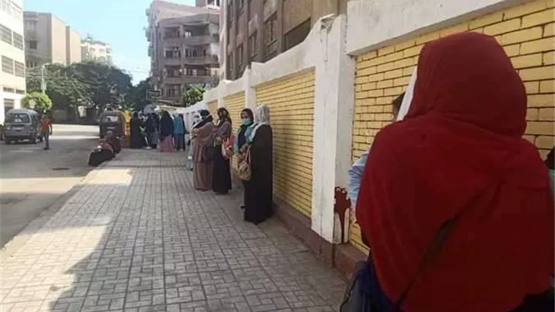 طلاب يحتفلون بتوديع مدير مدرستهم في الدقهلية بالتقاط الصور